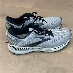 Men’s Brooks Adrenaline size 10